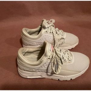 Women Nike Athletic Shoes Size 5.5M Fabric